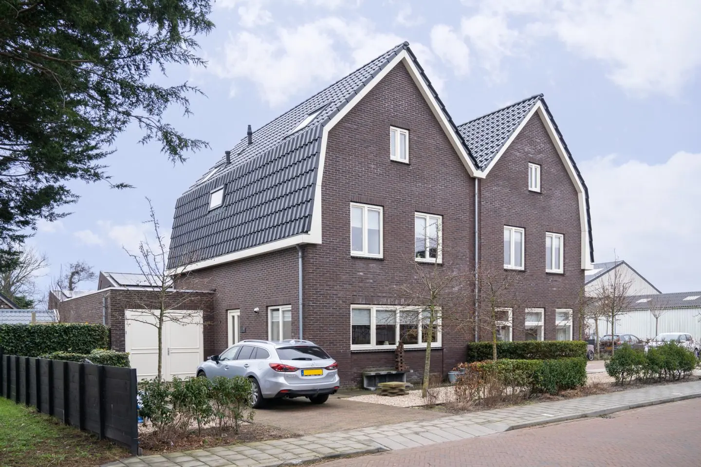 Nieuwbouw 2-onder-1 kap woning en aanbouw